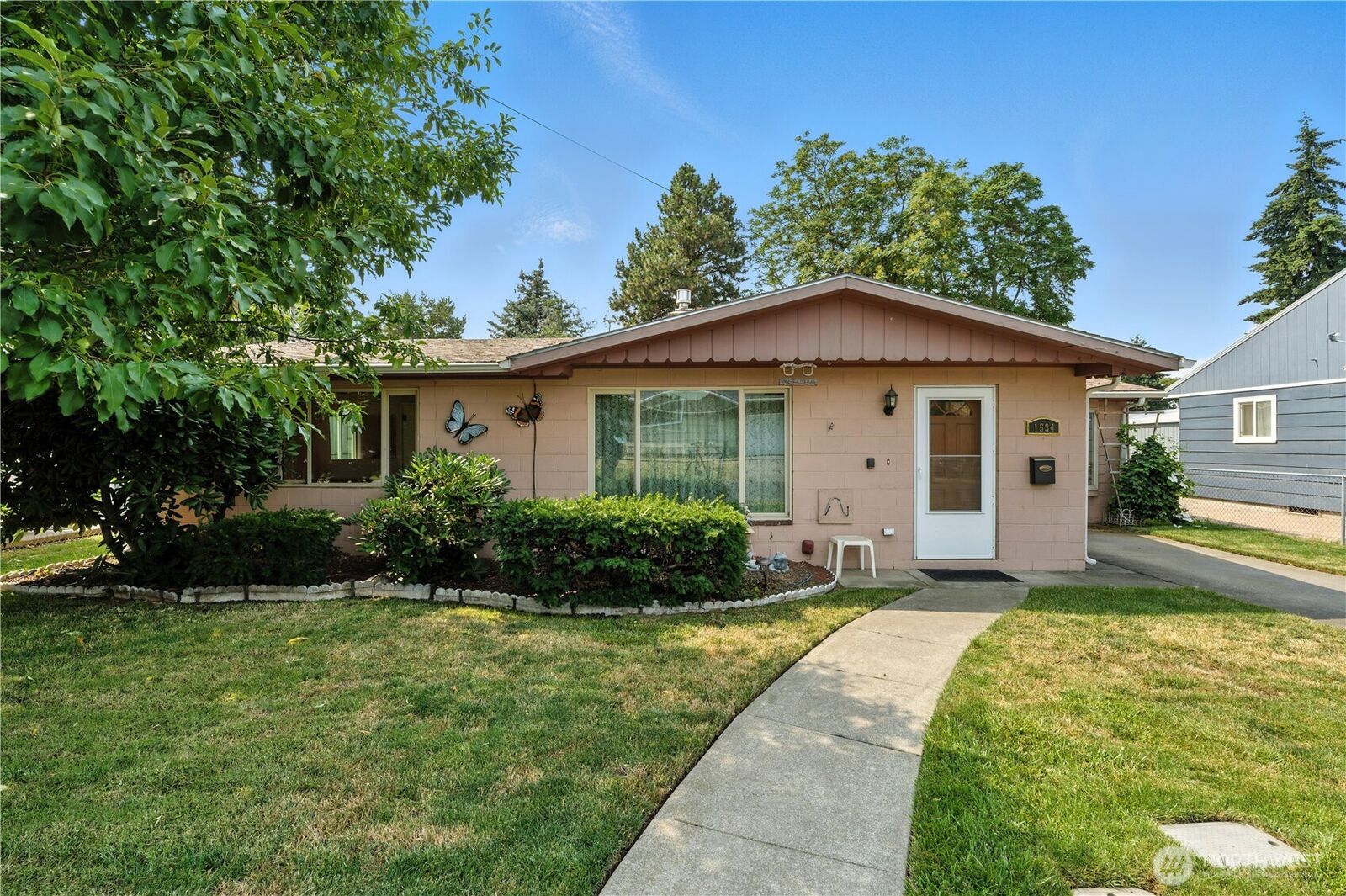 Property Photo: 1534 J Street WA 99362