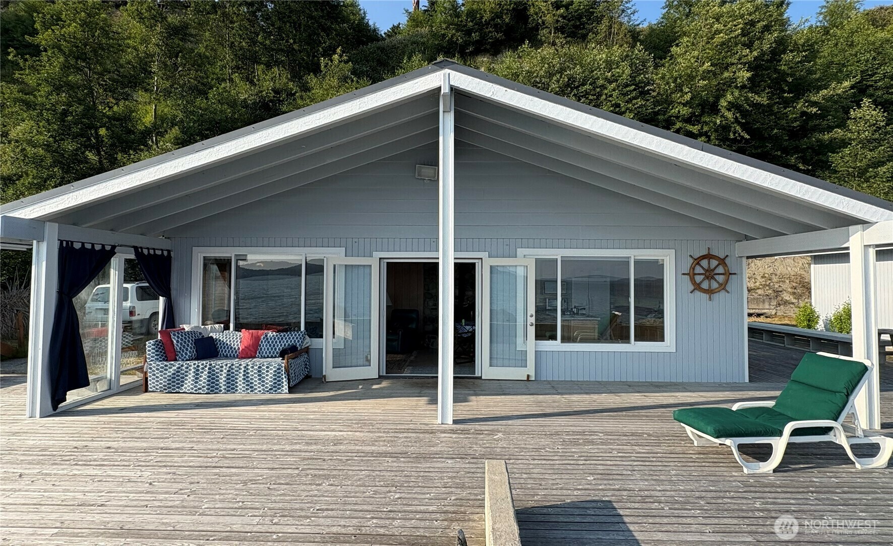 Property Photo: 27 S Beach Dr WA 98206