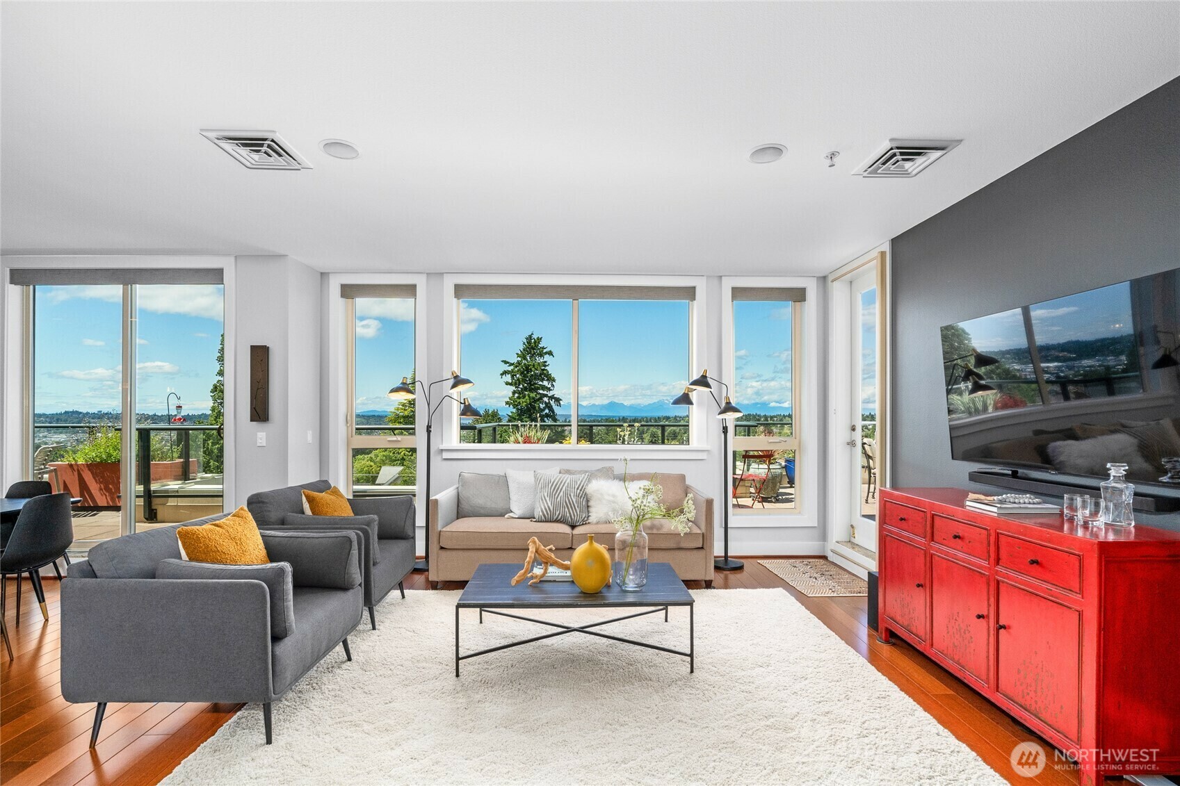 Property Photo: 6801 Greenwood Avenue N 403 WA 98103