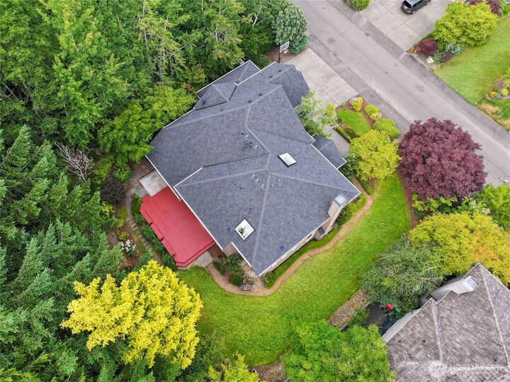 Property Photo: 24112 E Greystone Ln WA 98020