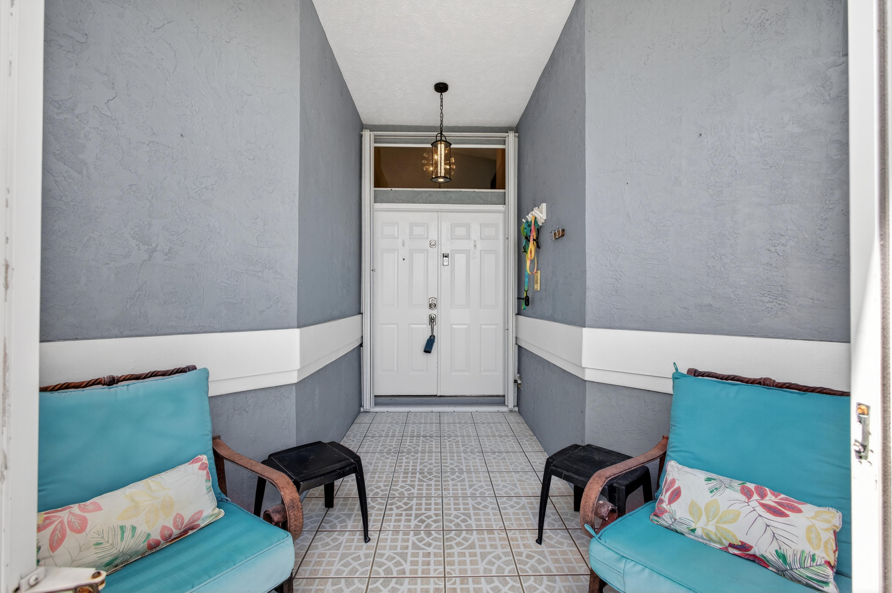 Property Photo: 511 SE Berry Avenue FL 34984