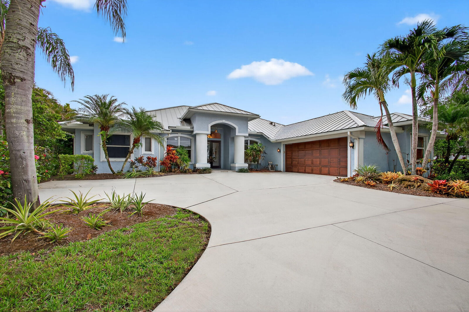Property Photo: 4821 SW Lake Grove Circle FL 34990