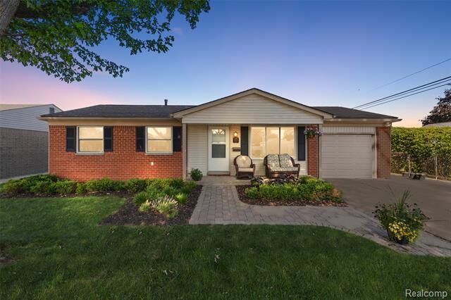 Property Photo:  39177 Roslyn Drive  MI 48313 