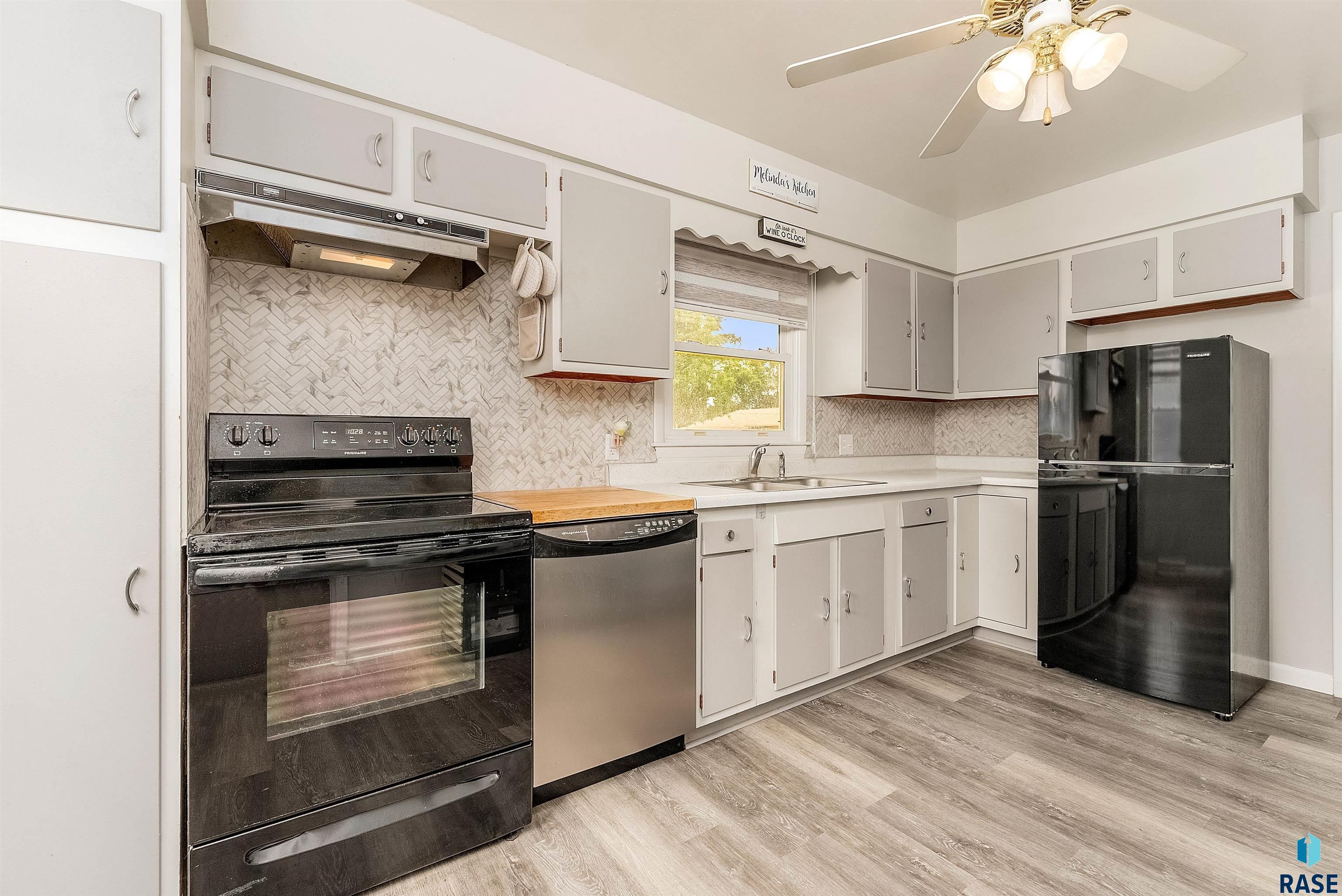 Property Photo:  320 W 9th St  SD 57013 
