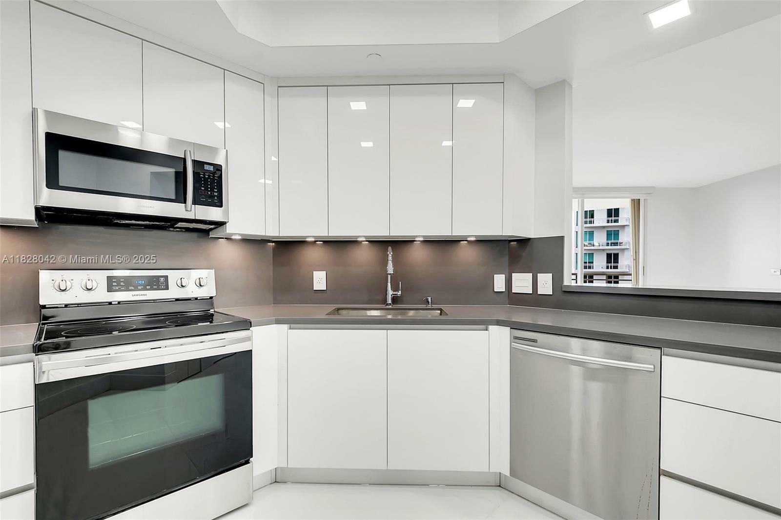 Property Photo: 888 Brickell Key Dr 2100 FL 33131