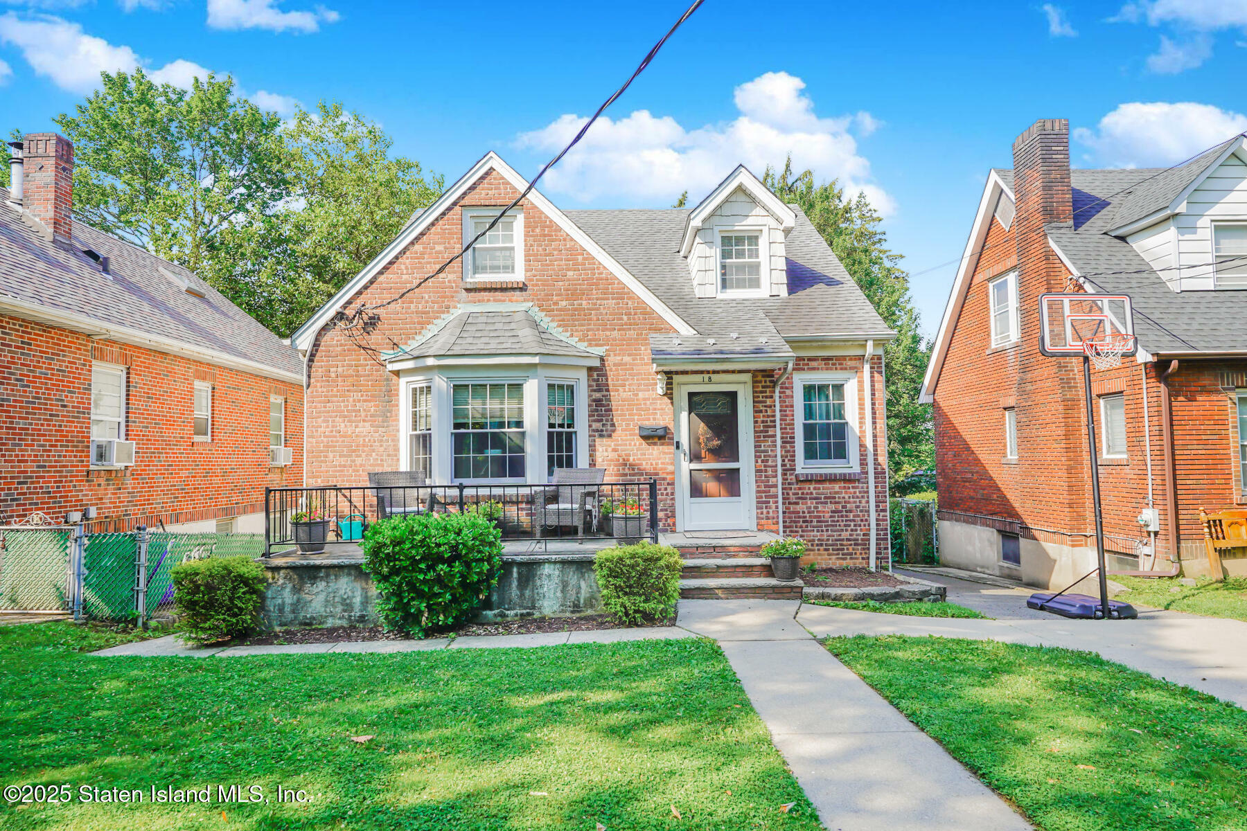 Property Photo:  18 Elm Place  NY 10301 