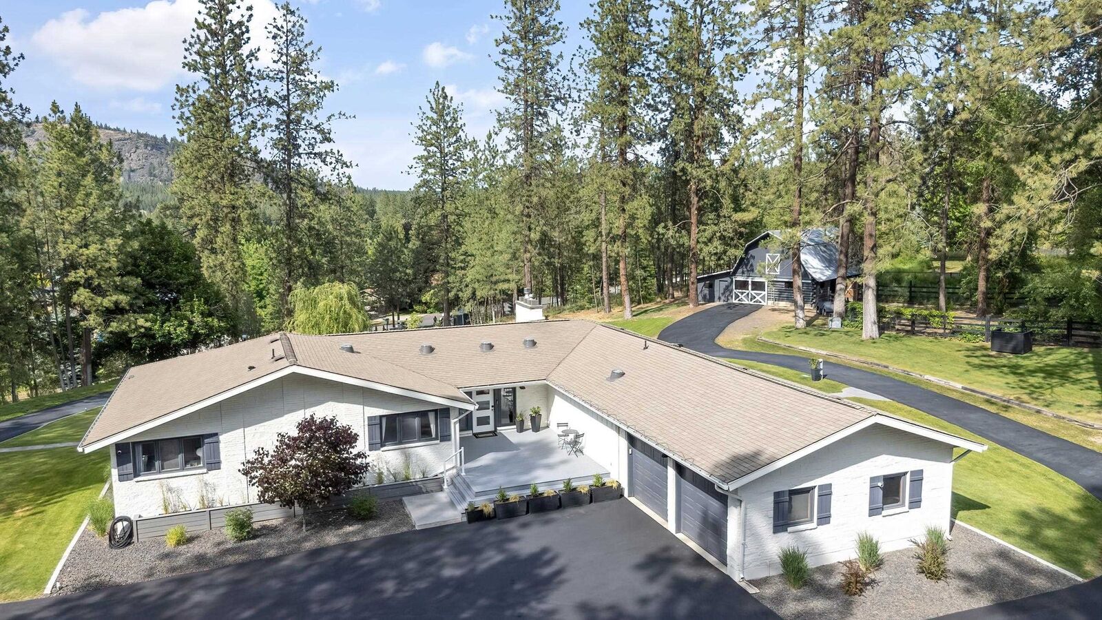 Property Photo:  2710 W Regina Ln  WA 99218 