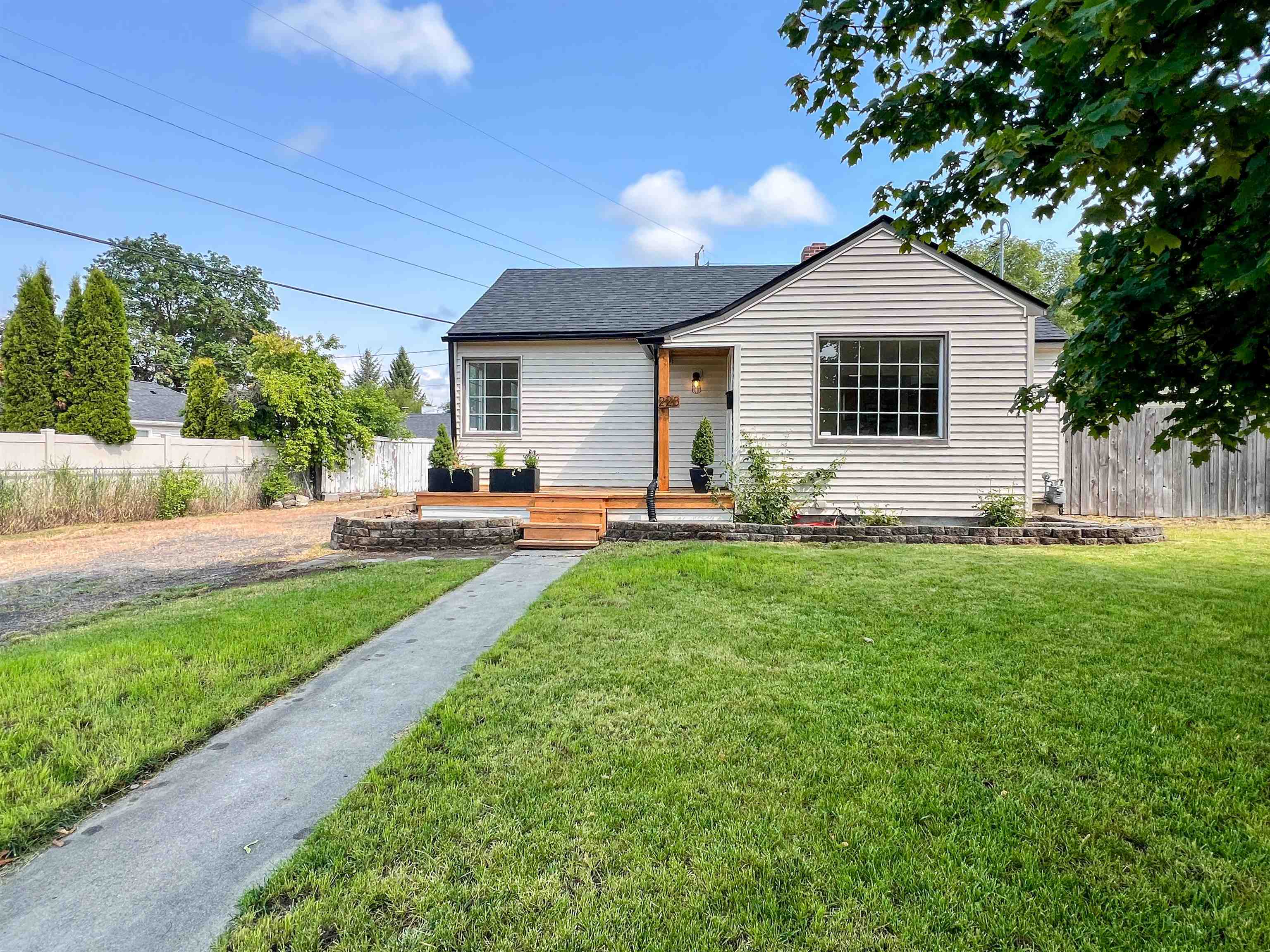 Property Photo: 223 E Graves Rd WA 99218