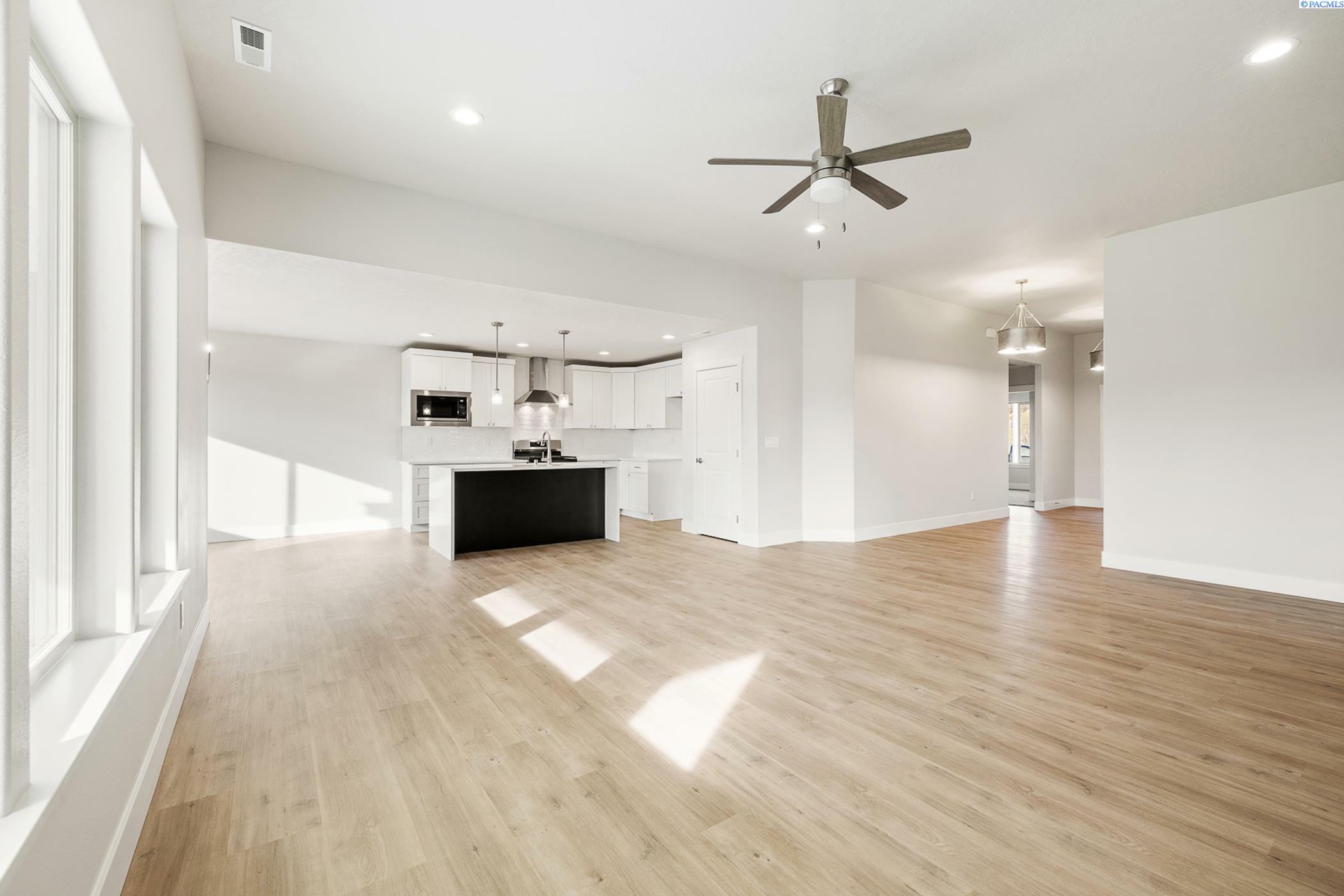 Property Photo: 6531 W 30th Pl WA 99338