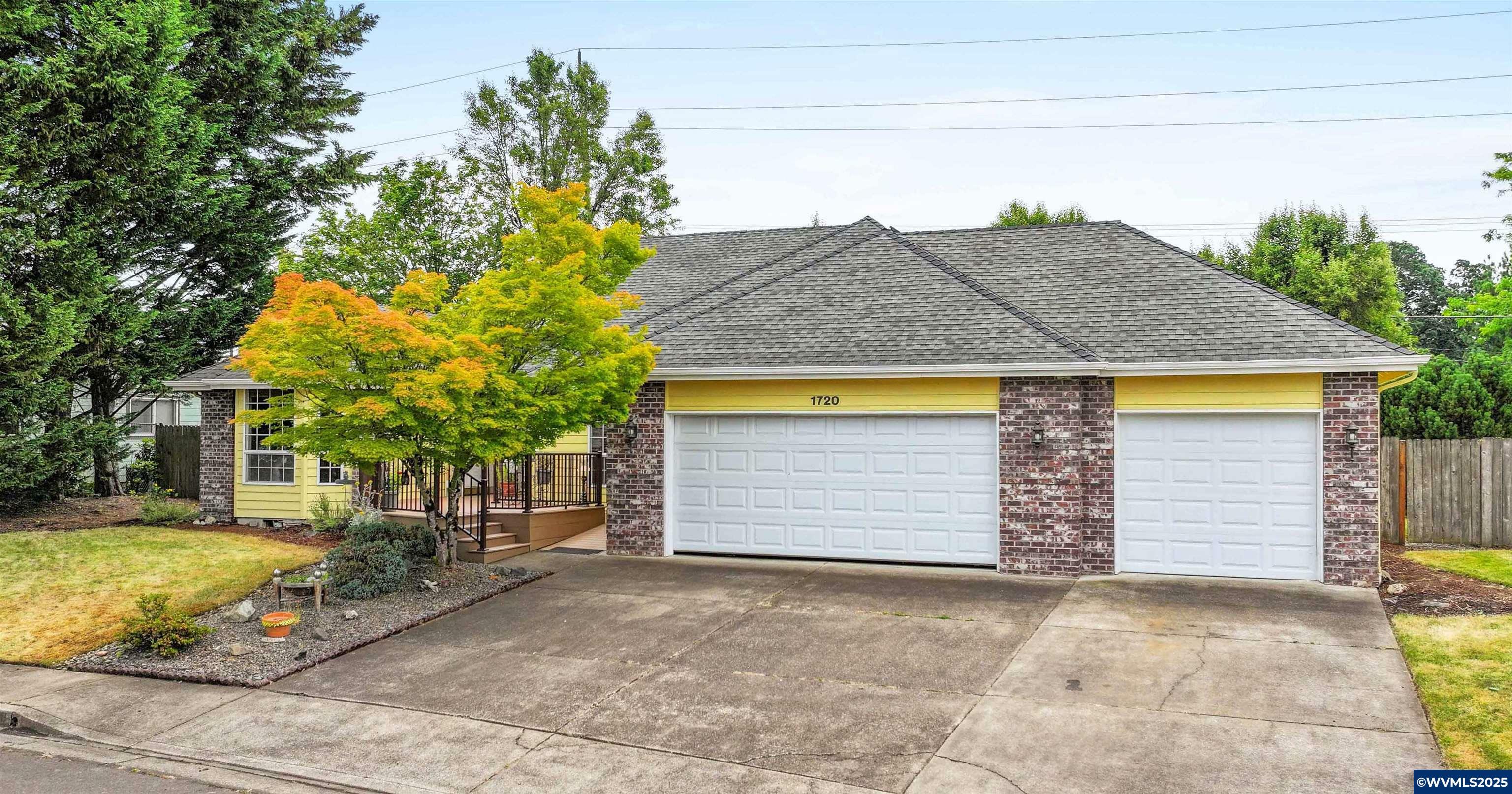 Property Photo: 1720 NW Ravenwood Dr OR 97321