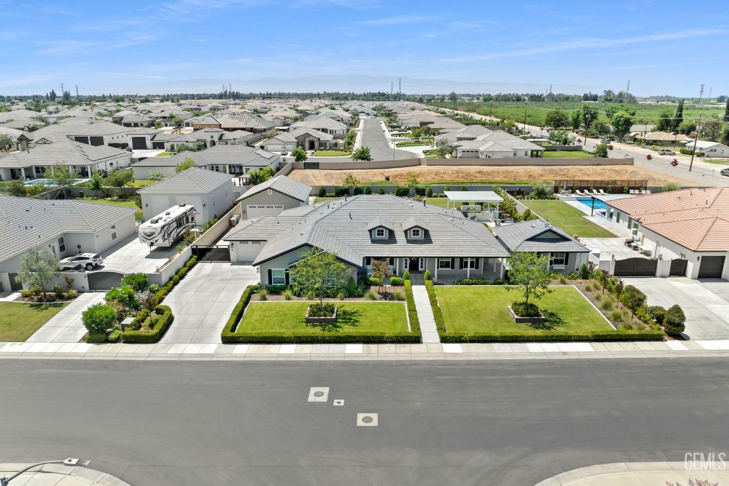 Property Photo: 16725 Bellewood Place CA 93314