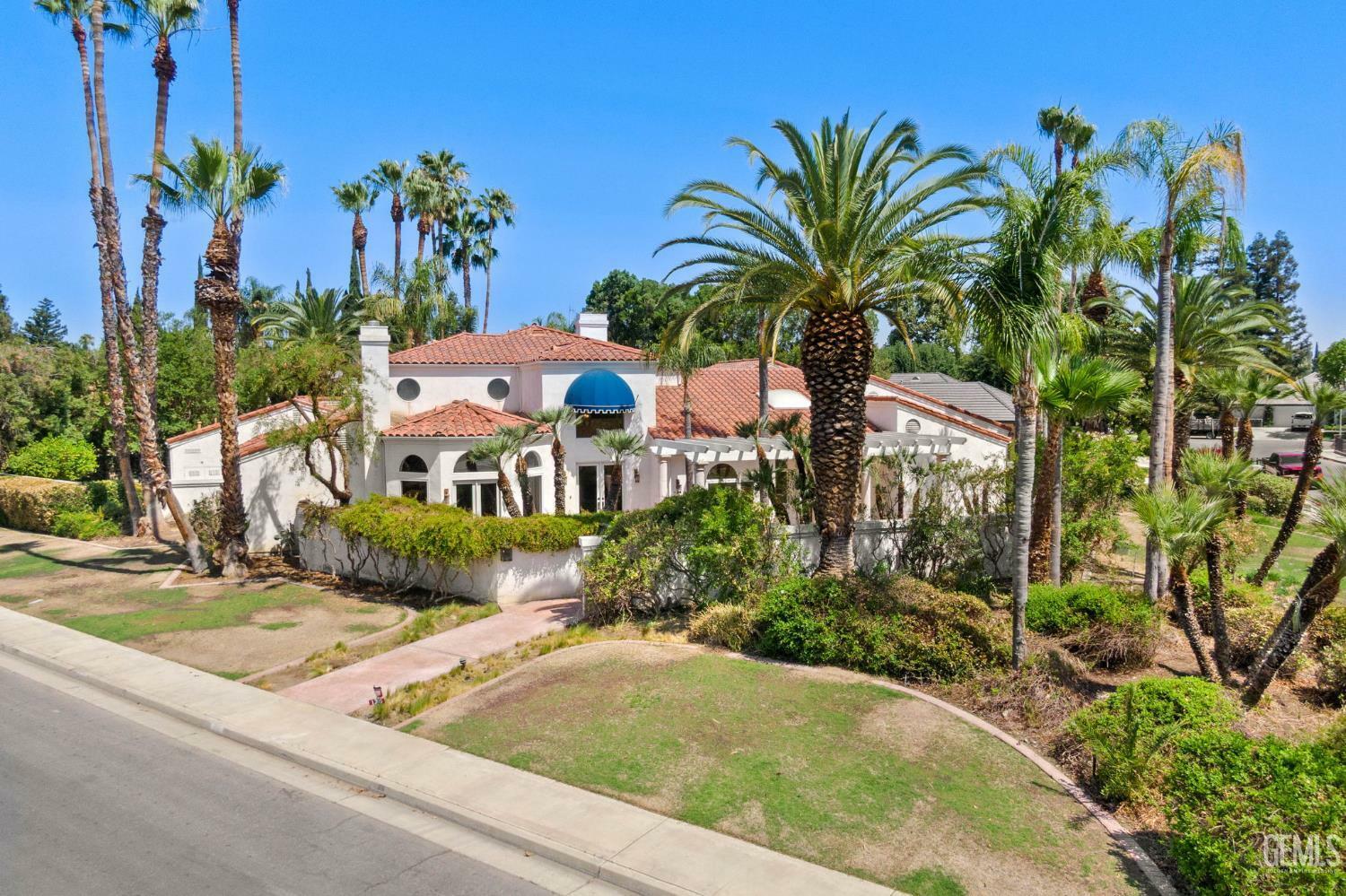 Property Photo:  1305 Avenida Sabia  CA 93309 