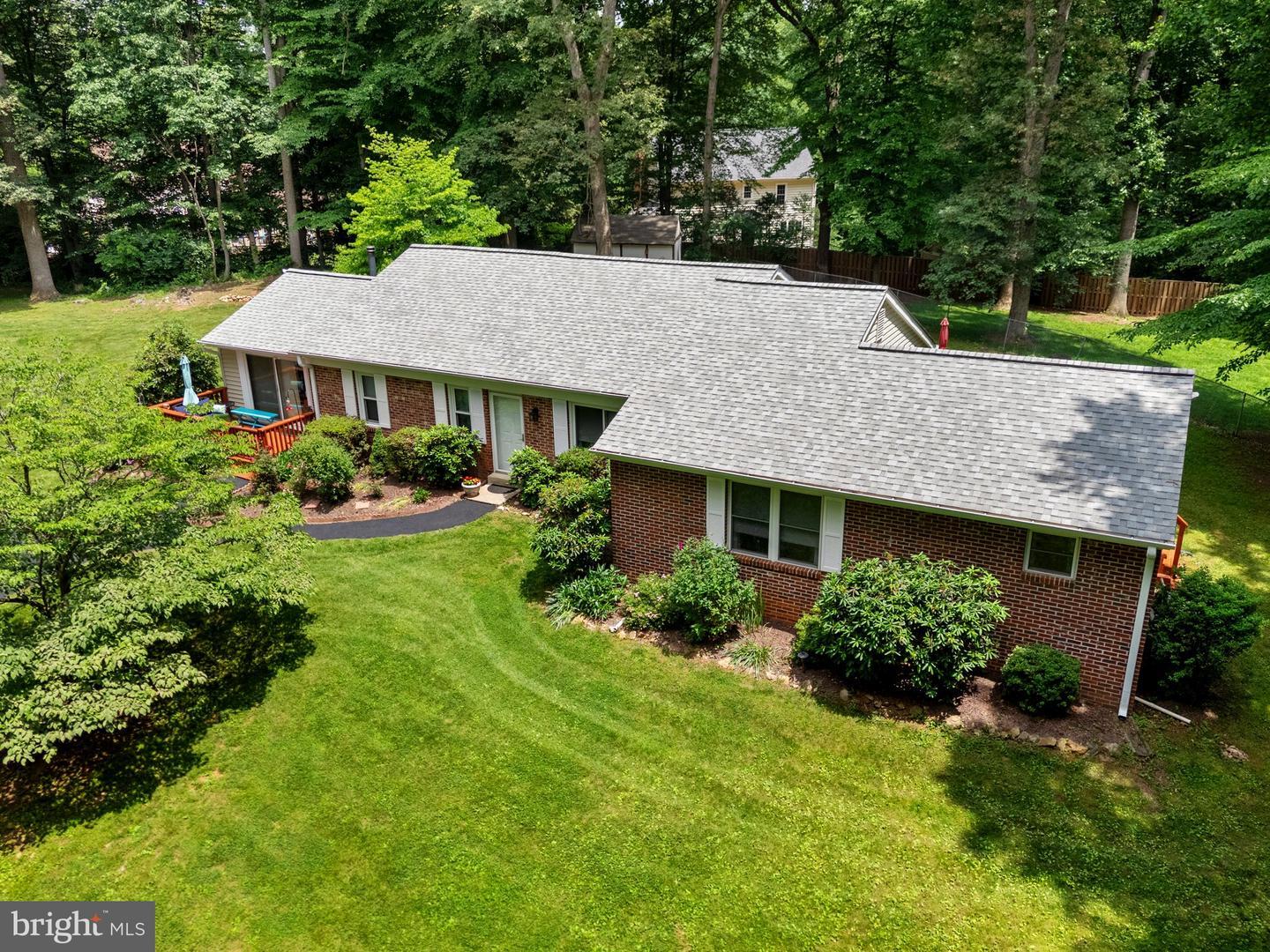 Property Photo: 7401 Little Court VA 20187