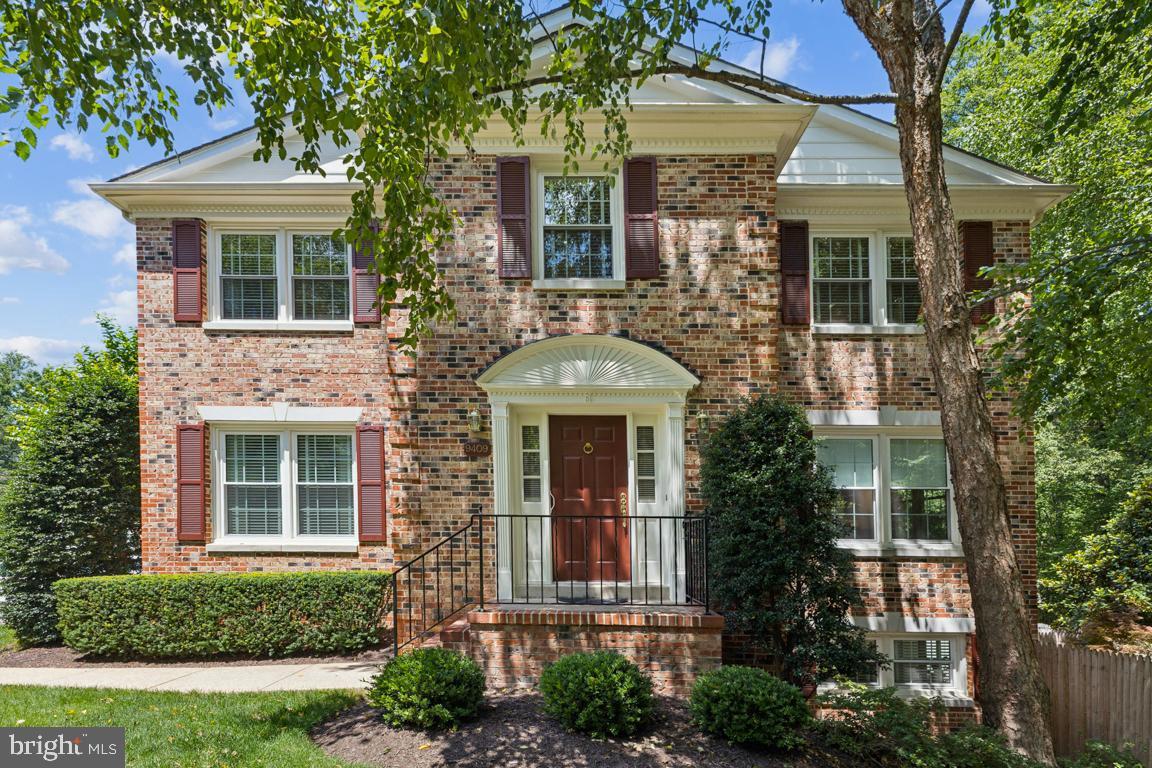 Property Photo: 9409 Park Hunt Court VA 22153