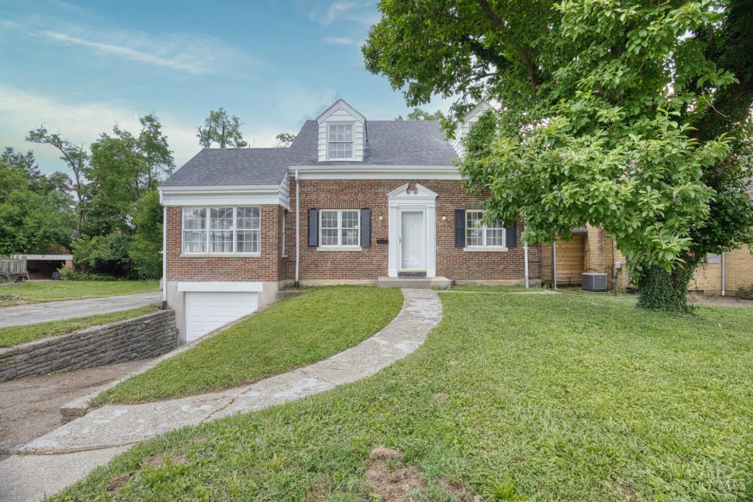 Property Photo:  2512 Losantiville Avenue  OH 45237 