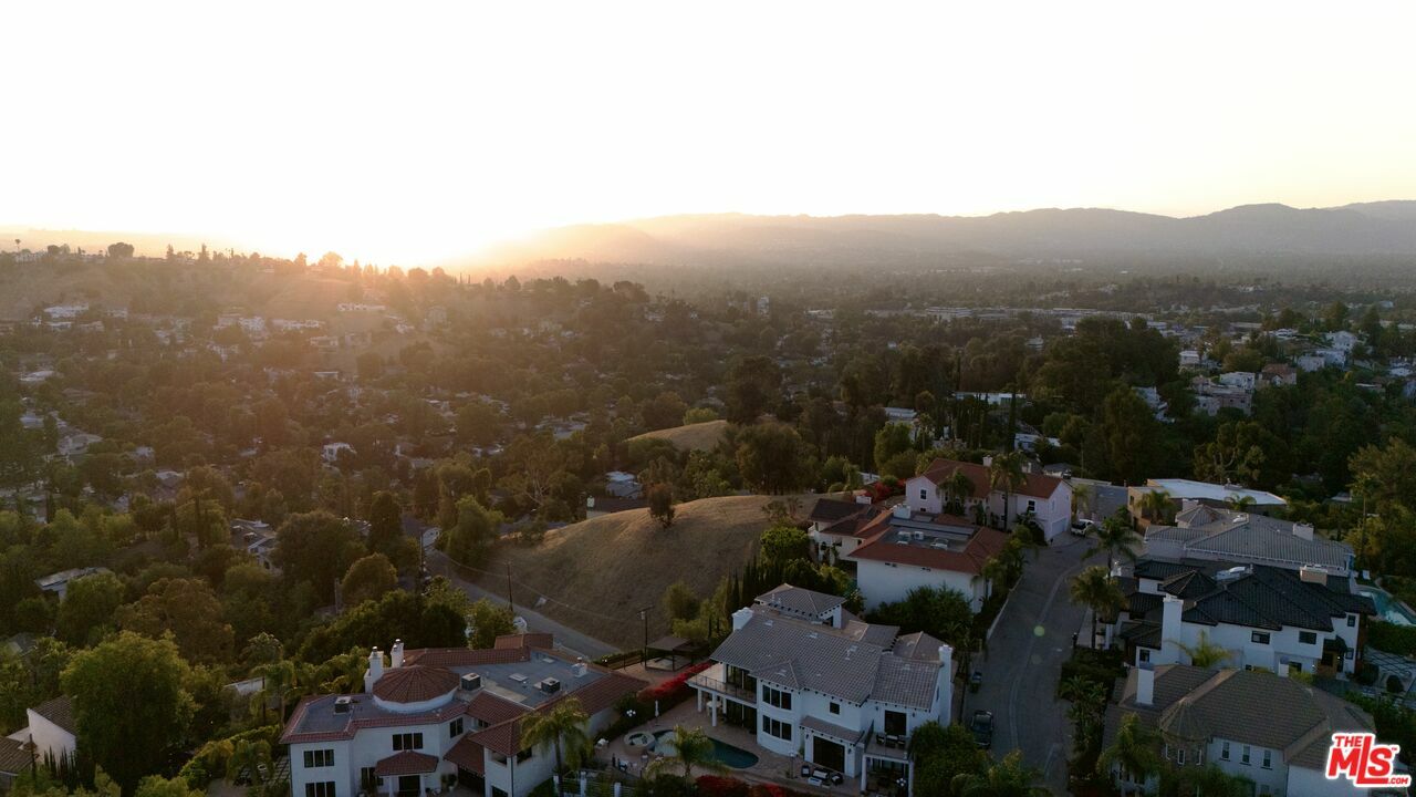 Property Photo: 5015 Calatrana Dr CA 91364