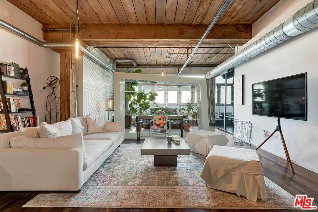 Property Photo:  530 S Hewitt St  CA 90013 