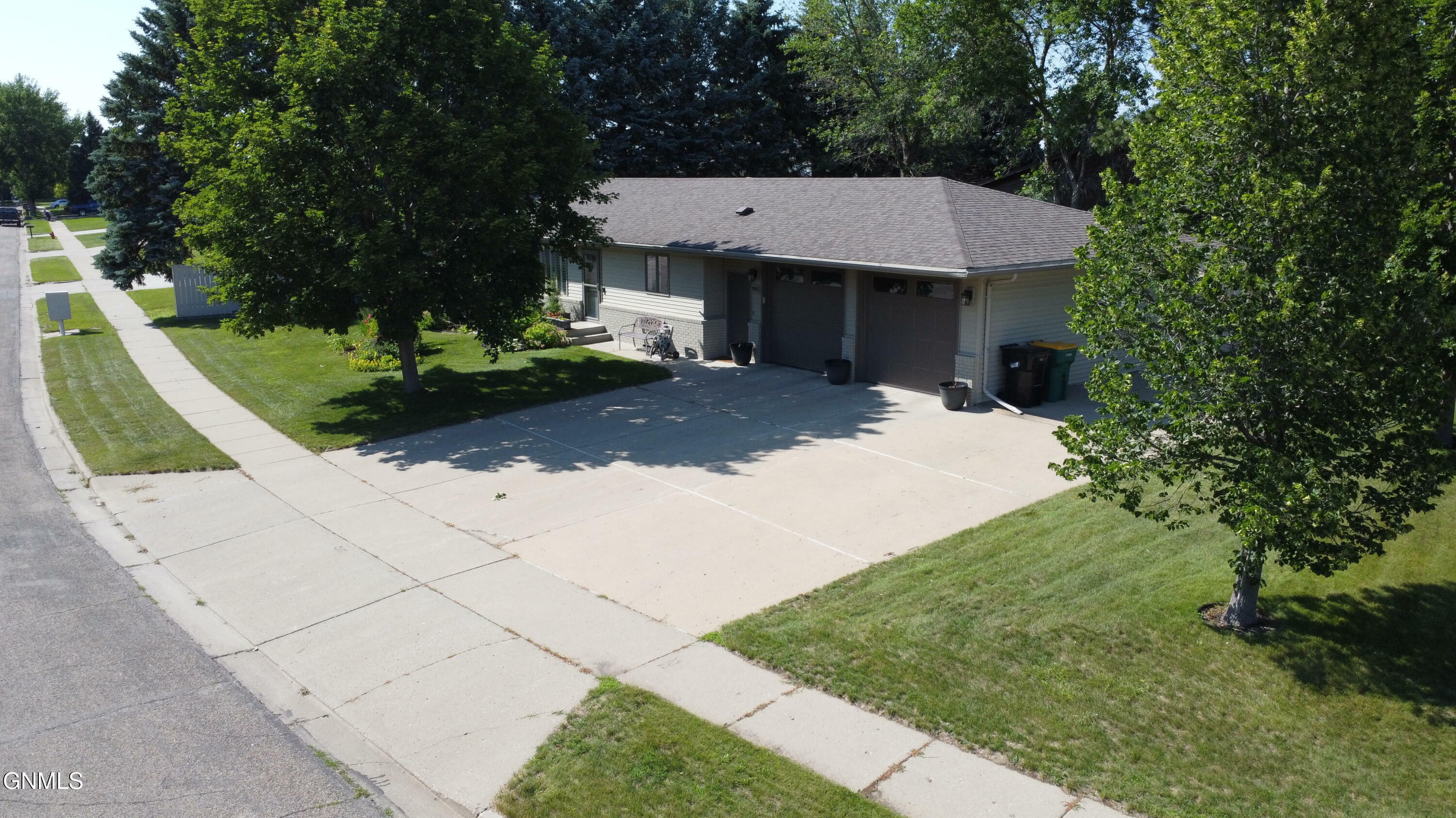 Property Photo: 1902 Grandview Lane ND 58503