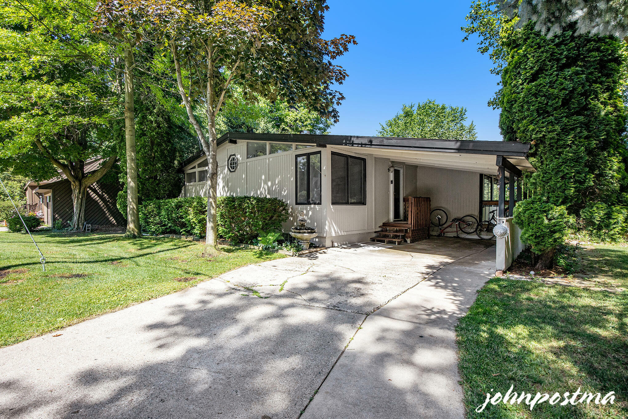 Property Photo: 3001 Thorncrest Drive SE MI 49546