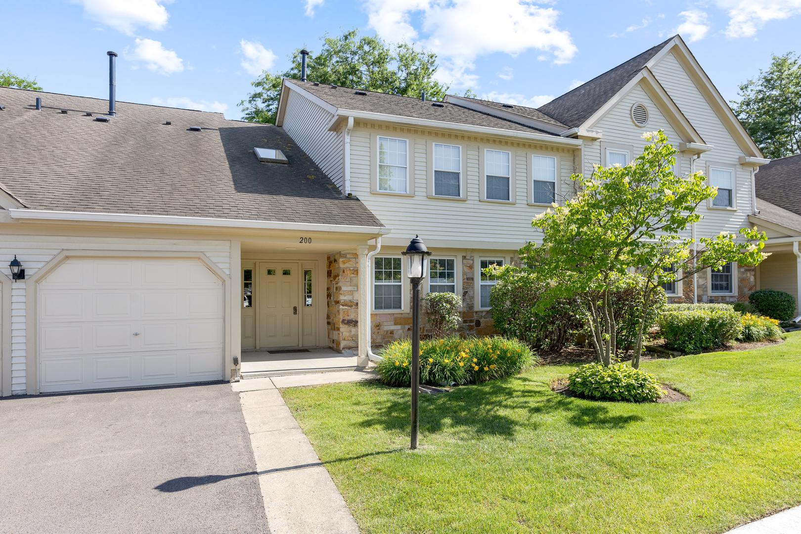 Property Photo: 200 Dublin Lane W1 IL 60194