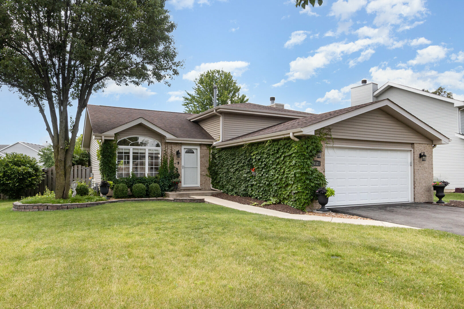 Property Photo: 16521 W Delaware Drive IL 60441