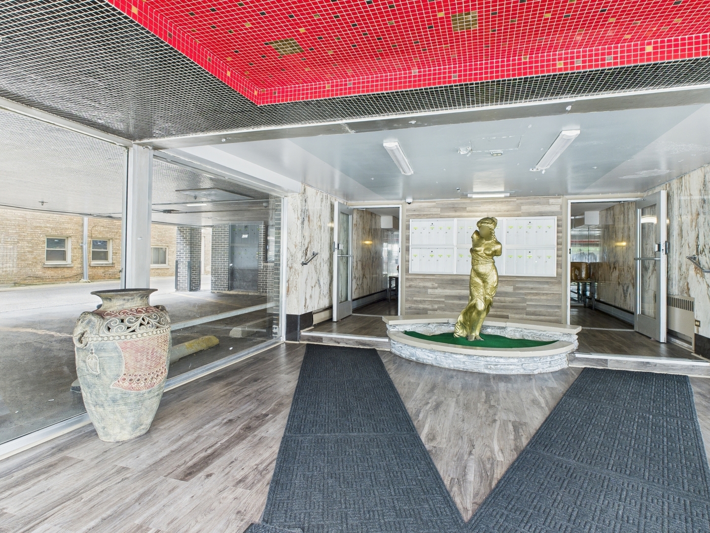 Property Photo: 7540 N Ridge Avenue 2B IL 60645