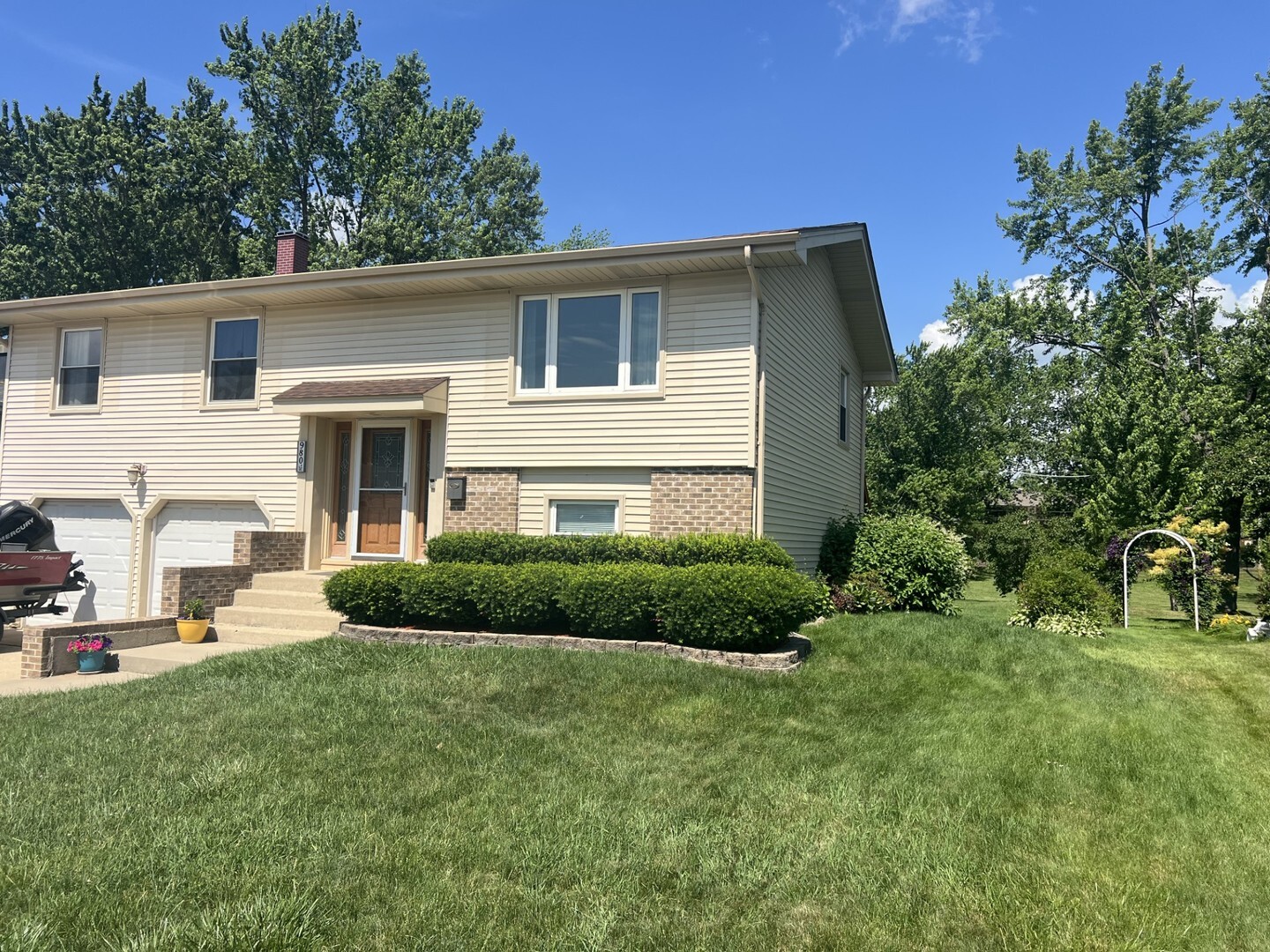 Property Photo: 980 Hillcrest Boulevard IL 60169