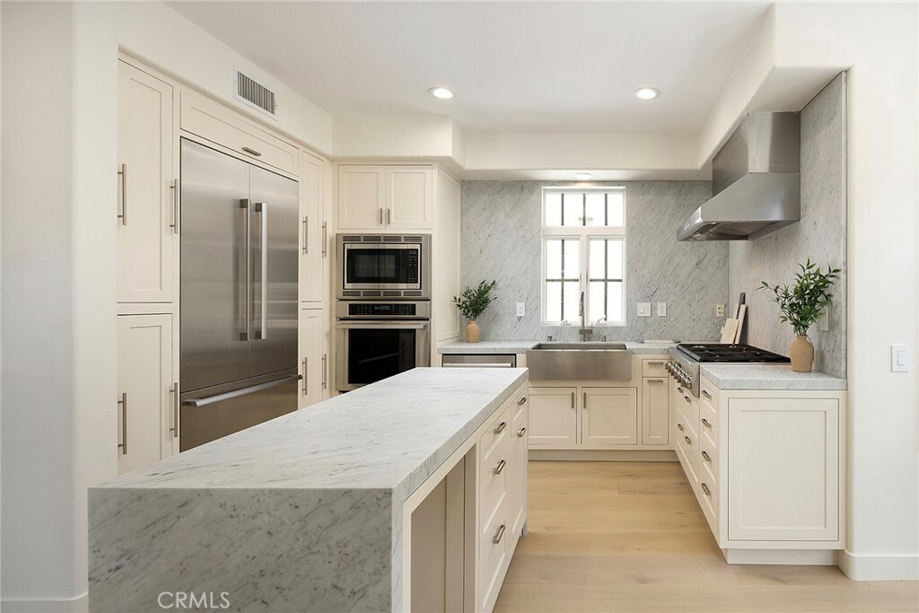 Property Photo:  2534 Bungalow Place 87  CA 92625 