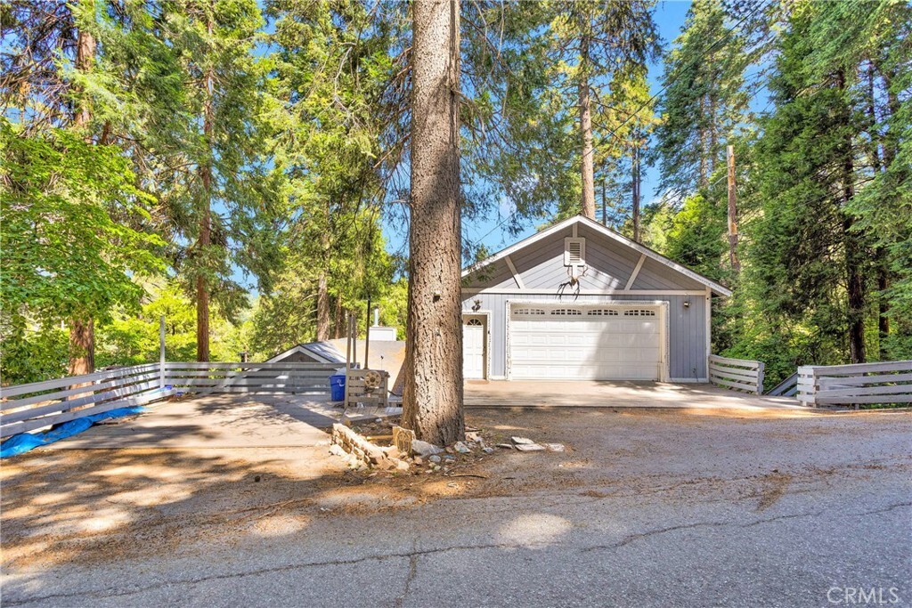 Property Photo: 810 Oakmont Lane CA 92352