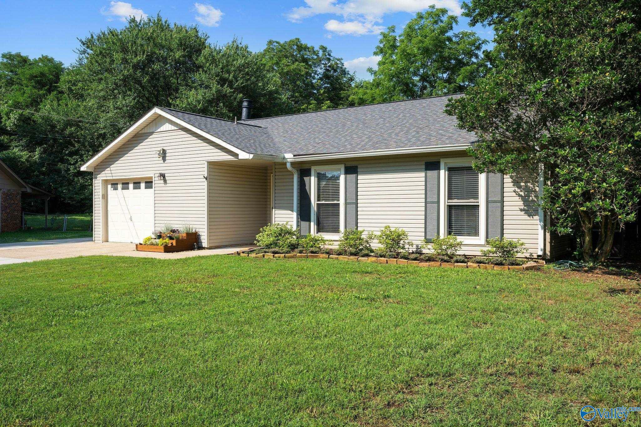 Property Photo: 1112 Club View Drive AL 35816