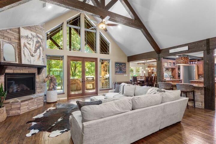 Property Photo: 1402 Lakeview Boulevard TX 76208