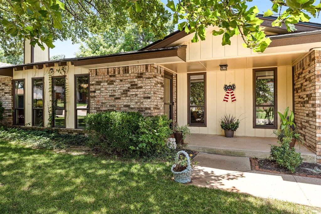 Property Photo: 2408 Shady Tree Lane OK 73013