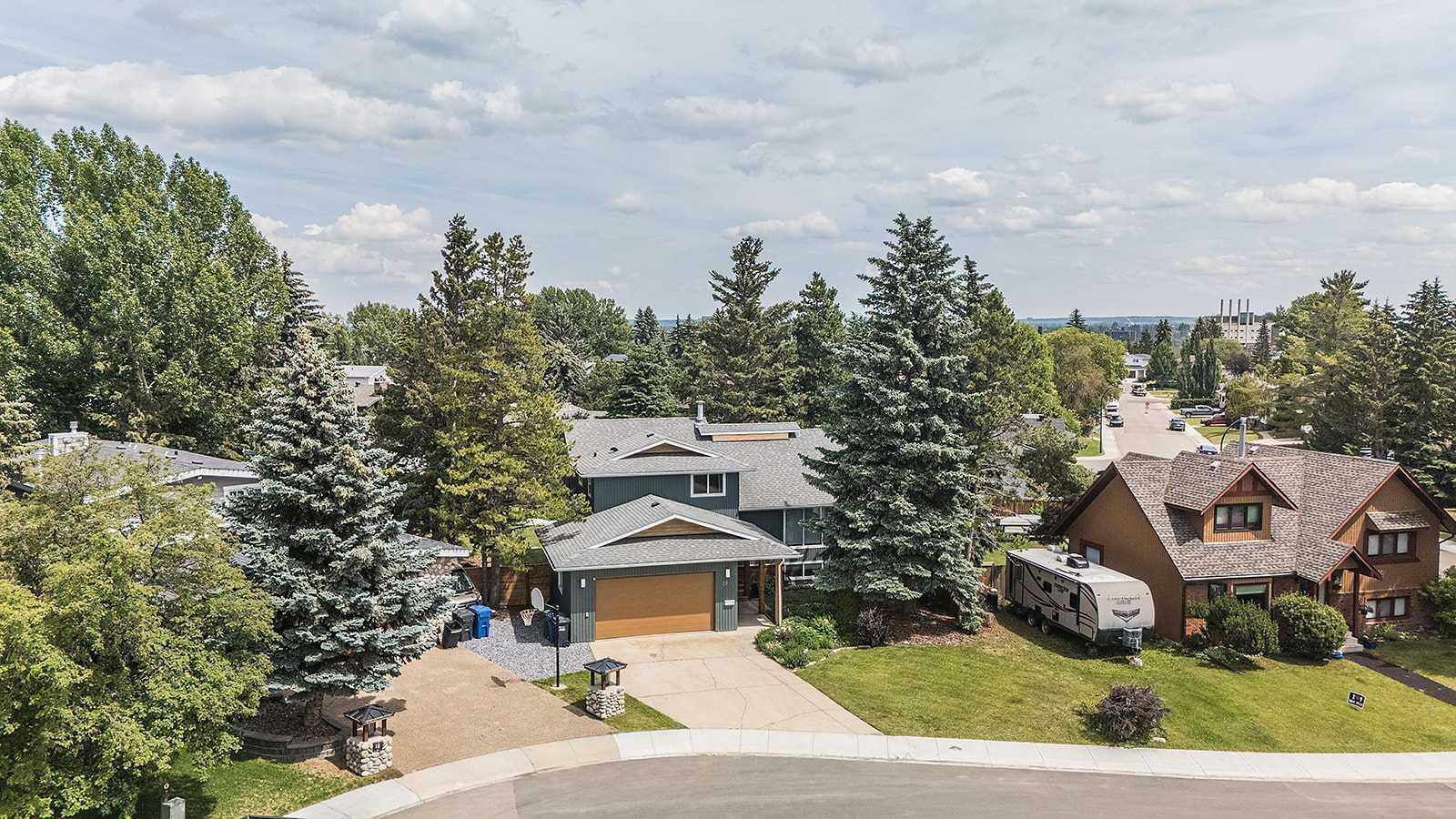 Property Photo: 22 Wiltshire Place AB T4N 6B7