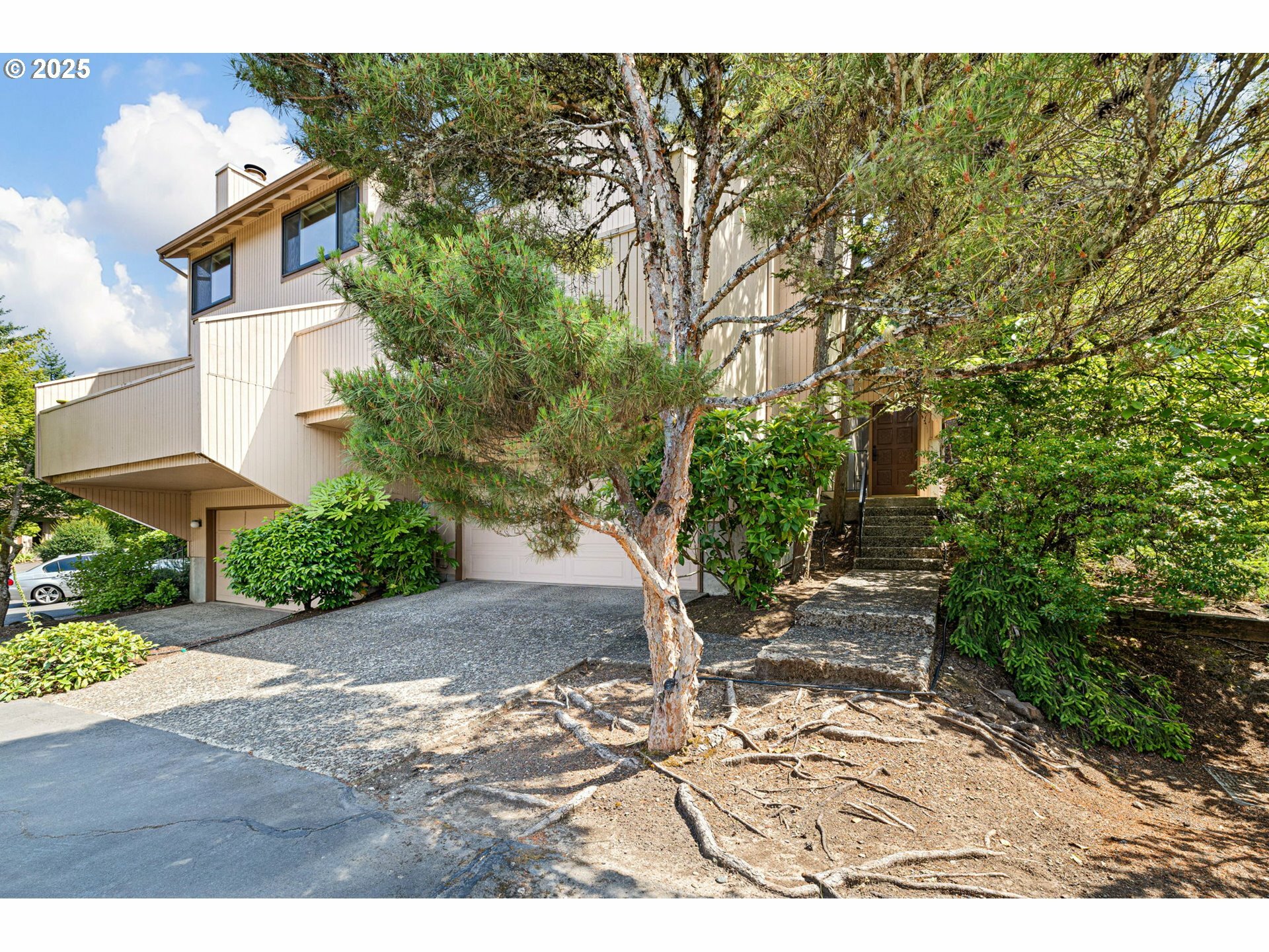 Property Photo: 607 Montara Way OR 97405