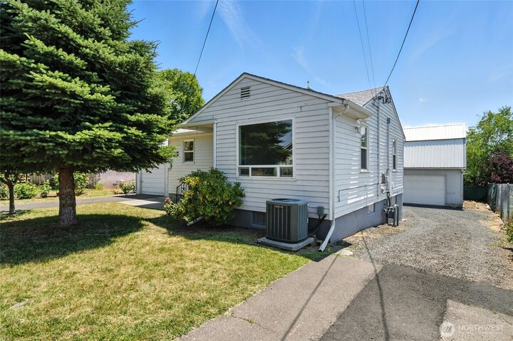 Property Photo:  105 SW 13th Street  WA 99324 