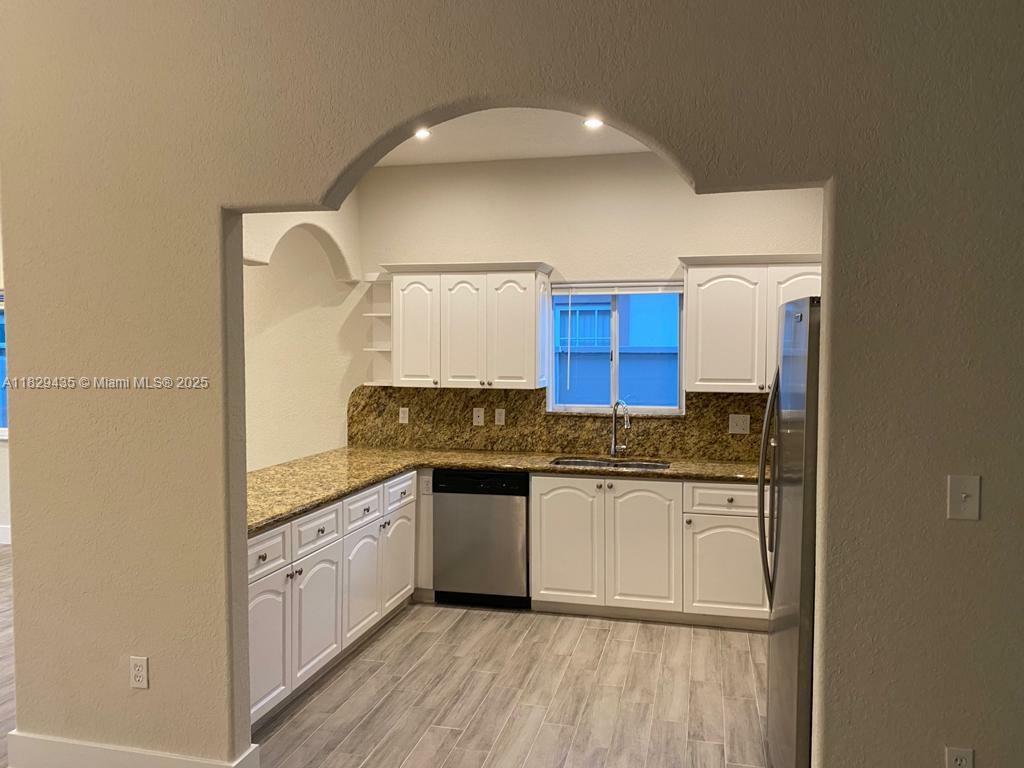 Property Photo: 5521 SW 158th Ct FL 33185