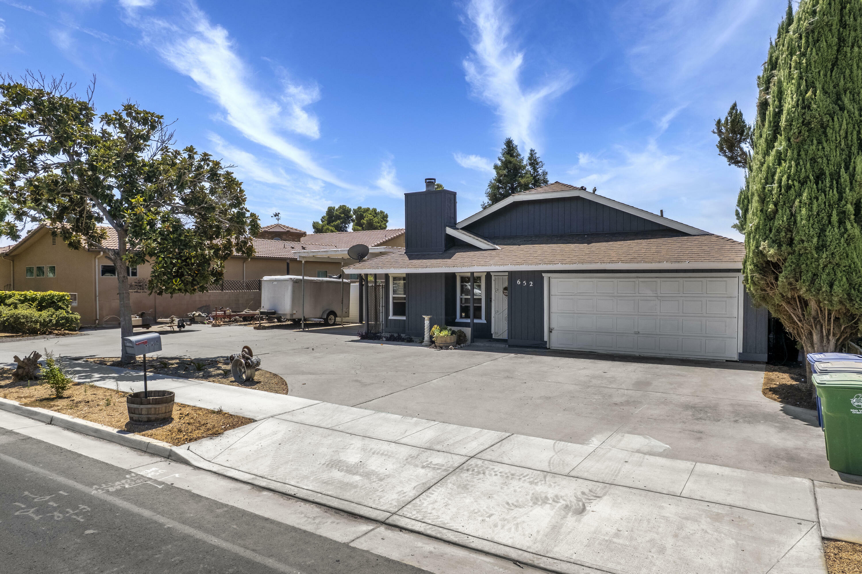 Property Photo: 652 W Visalia Road CA 93221