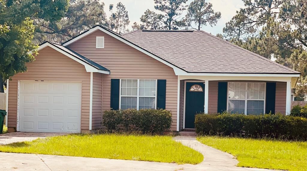 Property Photo:  1724 Largo Cir  GA 31602