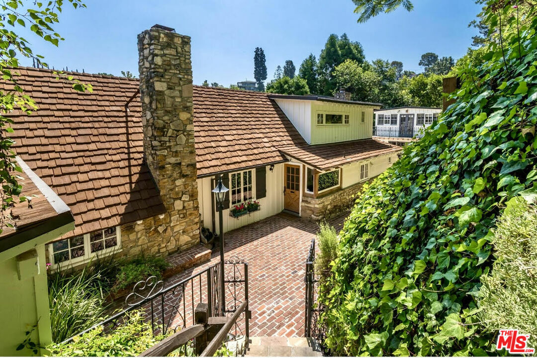 Property Photo:  3940 Davana Rd  CA 91423 