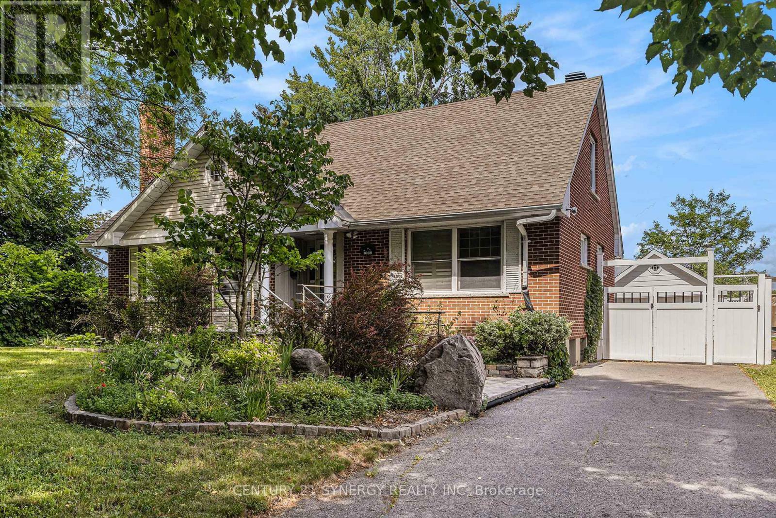 Property Photo: 1069 Arnot Road ON K2C 0H5