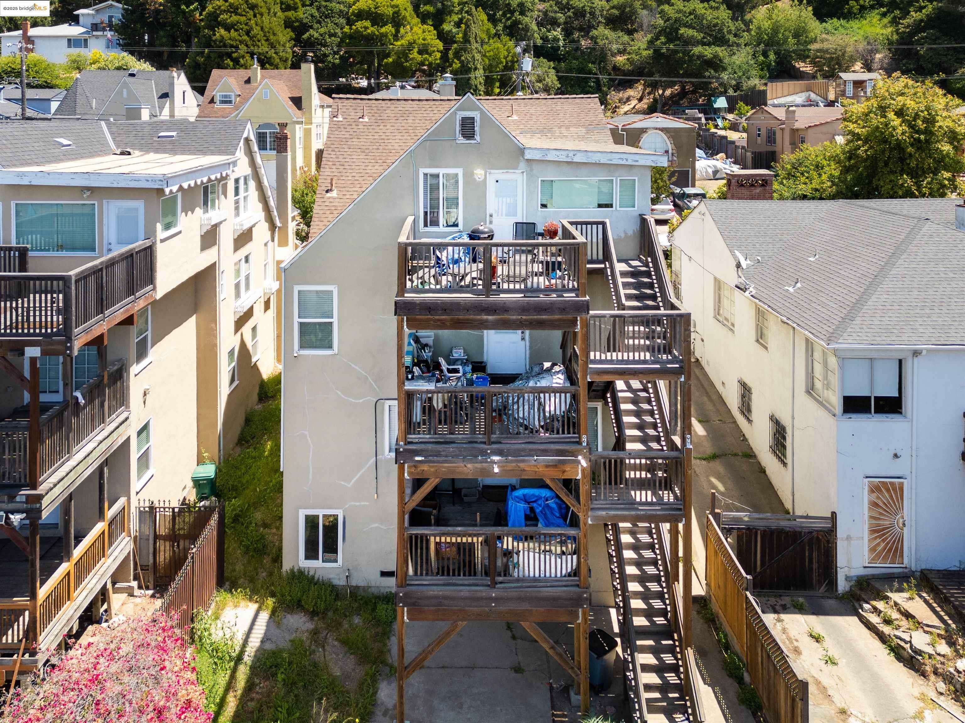 Property Photo:  7529 Outlook Ave  CA 94605 