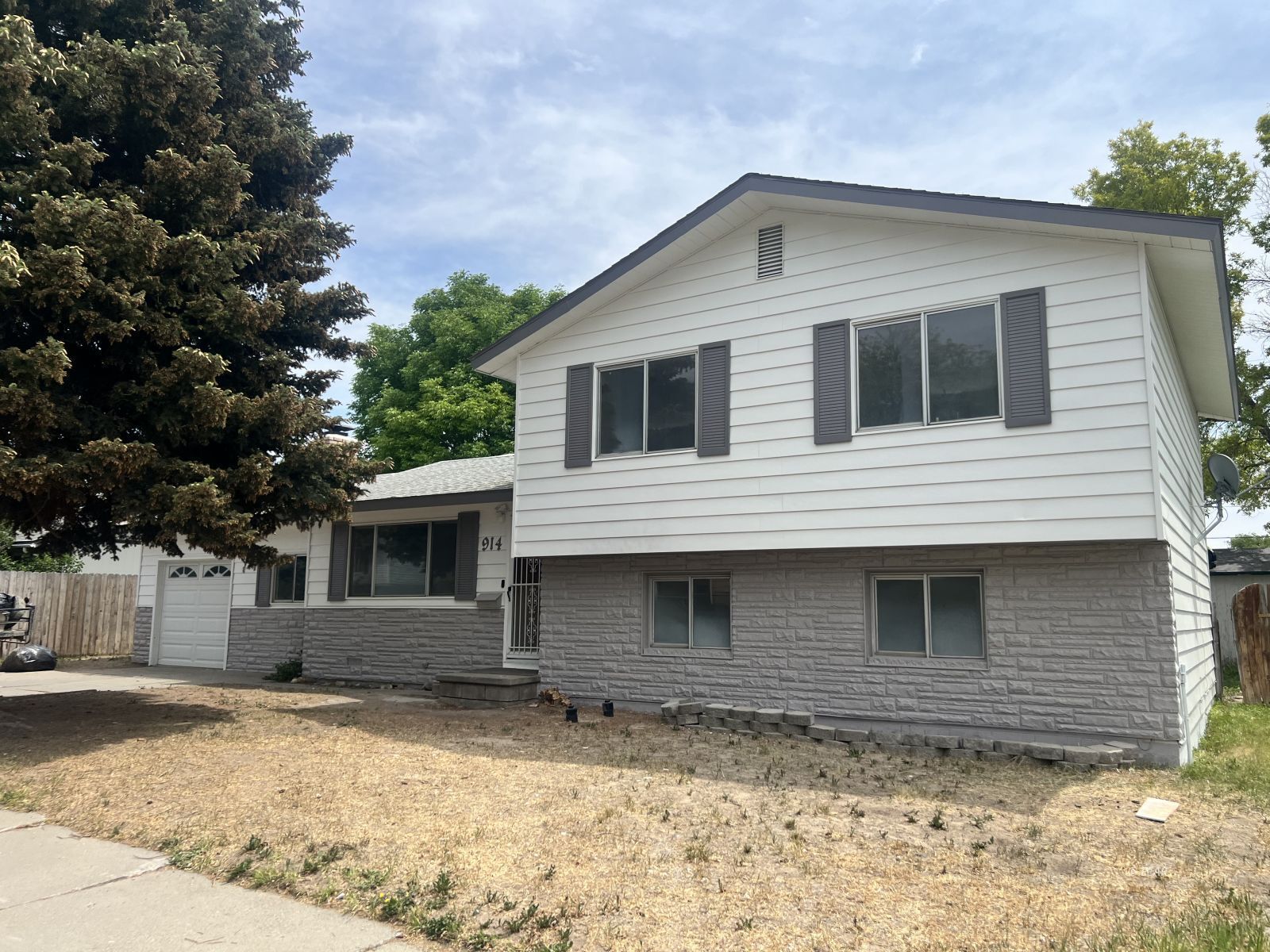 Property Photo: 914 Country Club Drive NV 89801