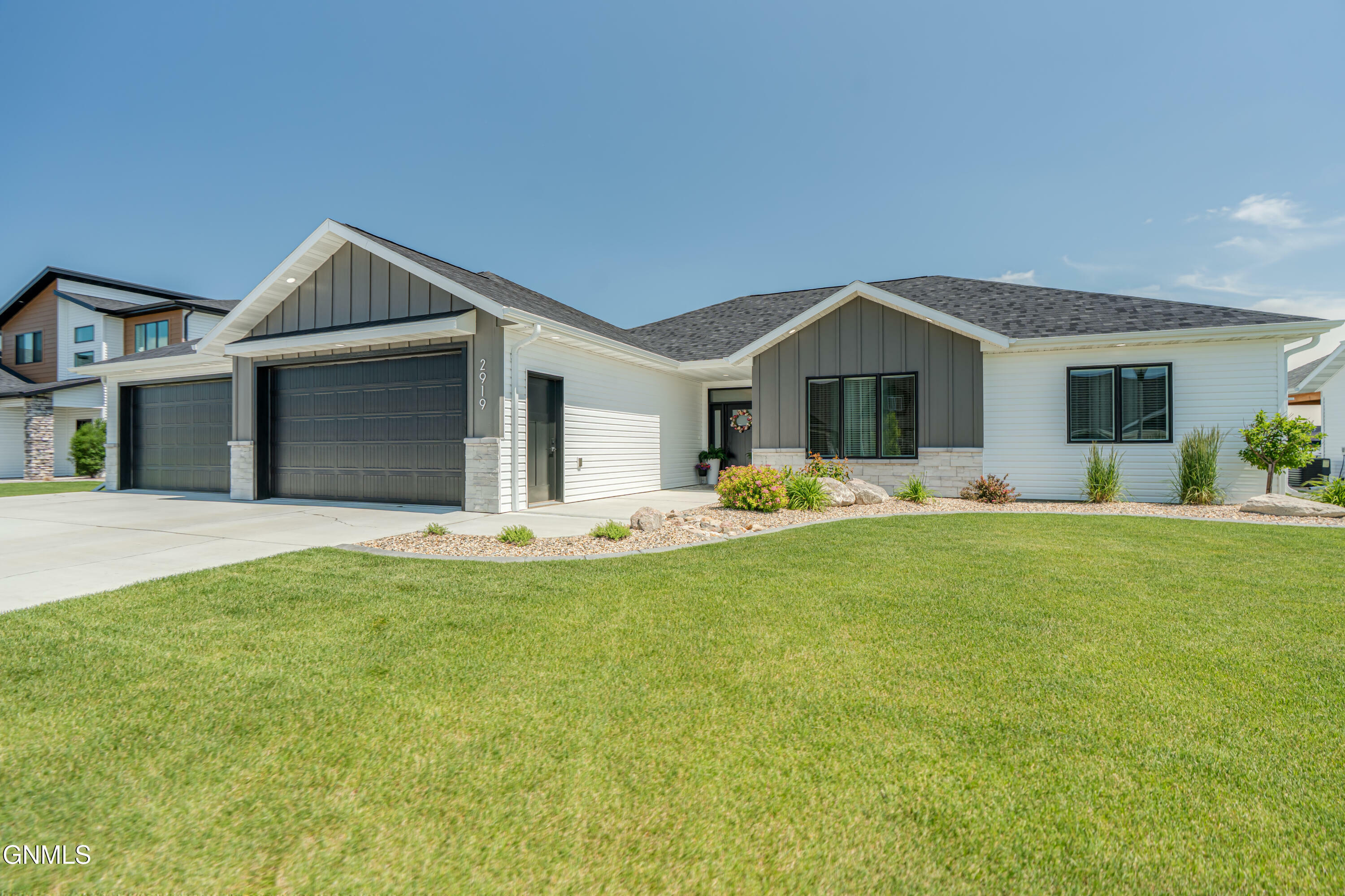 Property Photo:  2919 Peach Tree Drive  ND 58504 