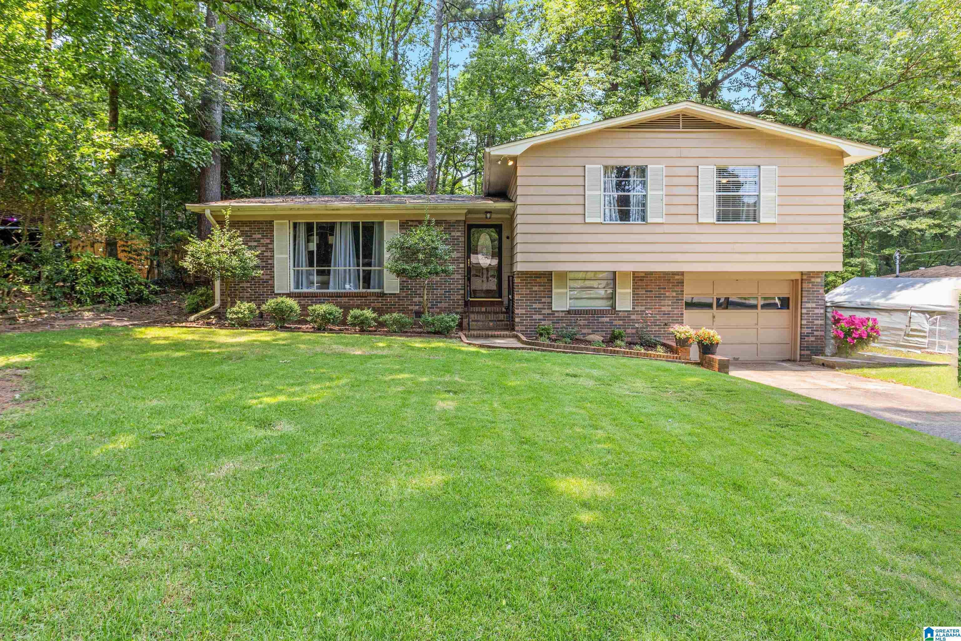 Property Photo: 809 Sherwood Forest Drive AL 35235