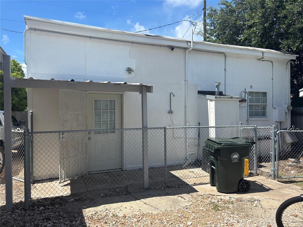 Property Photo: 1924 Avenue O 1/2 1 TX 77550