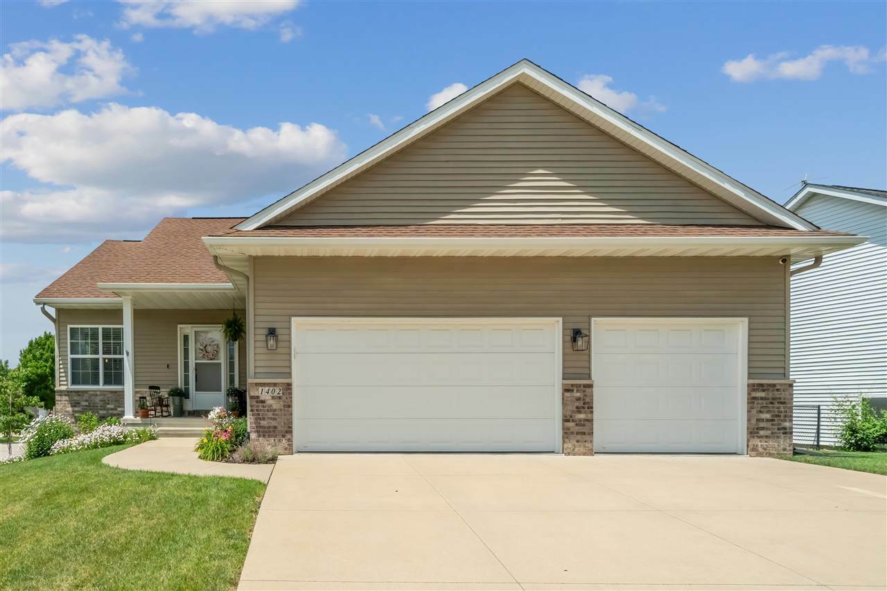 Property Photo:  1402 Wolf Dr NW  IA 52405 