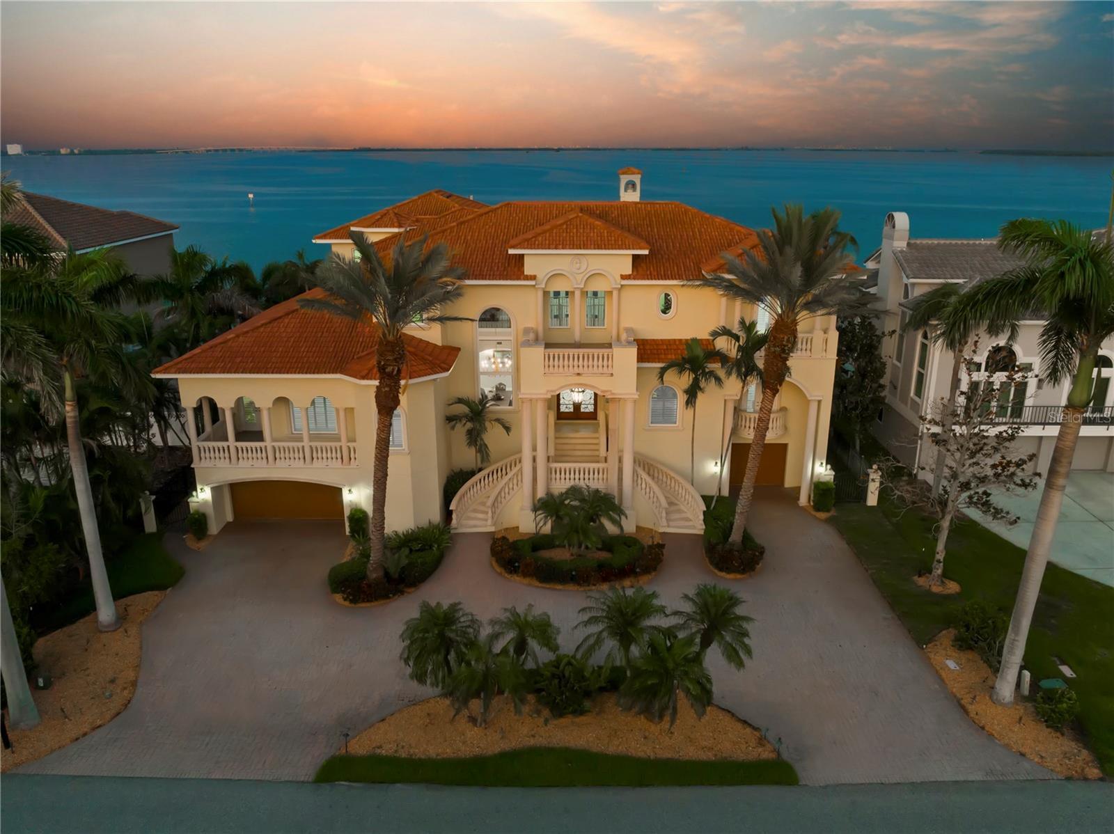 Property Photo: 611 1st Avenue S FL 33715