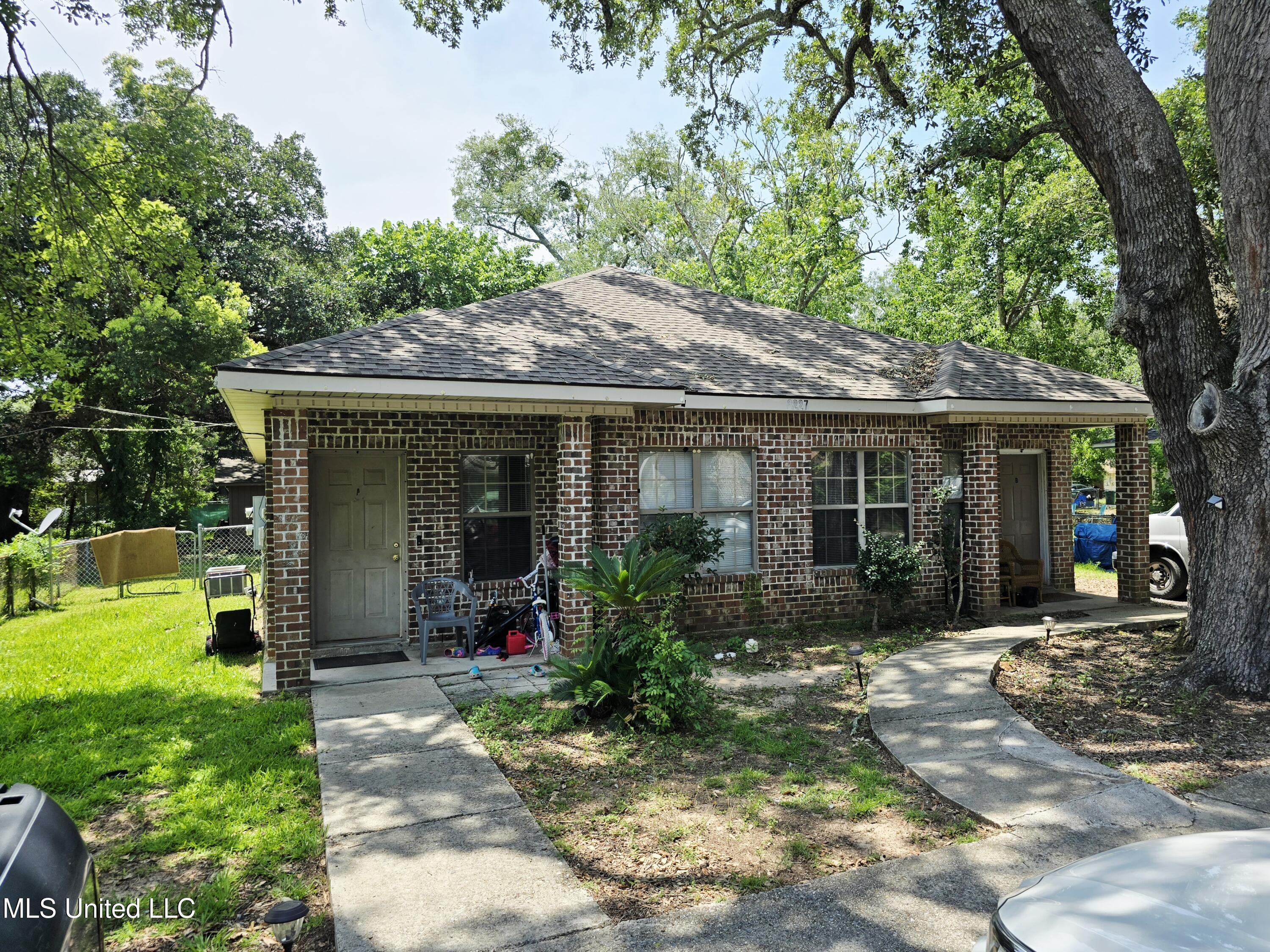 Property Photo:  2227 5th Avenue  MS 39501 