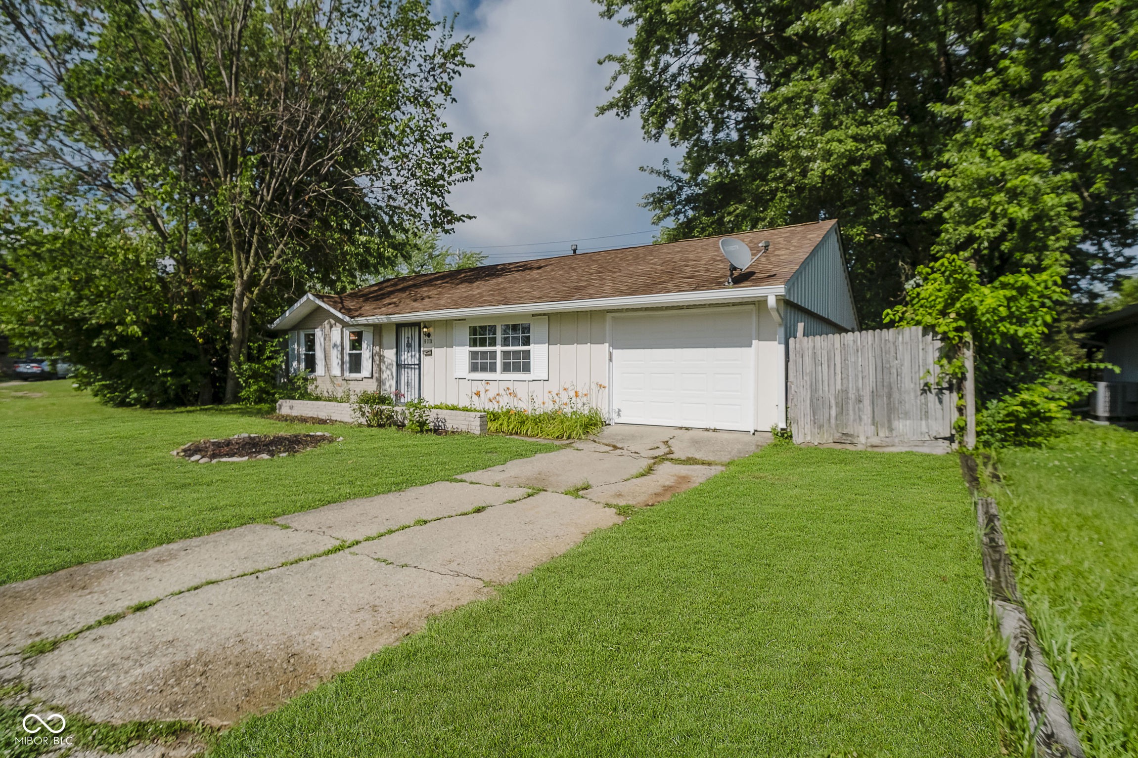 Property Photo:  2807 Carla Court  IN 46219 