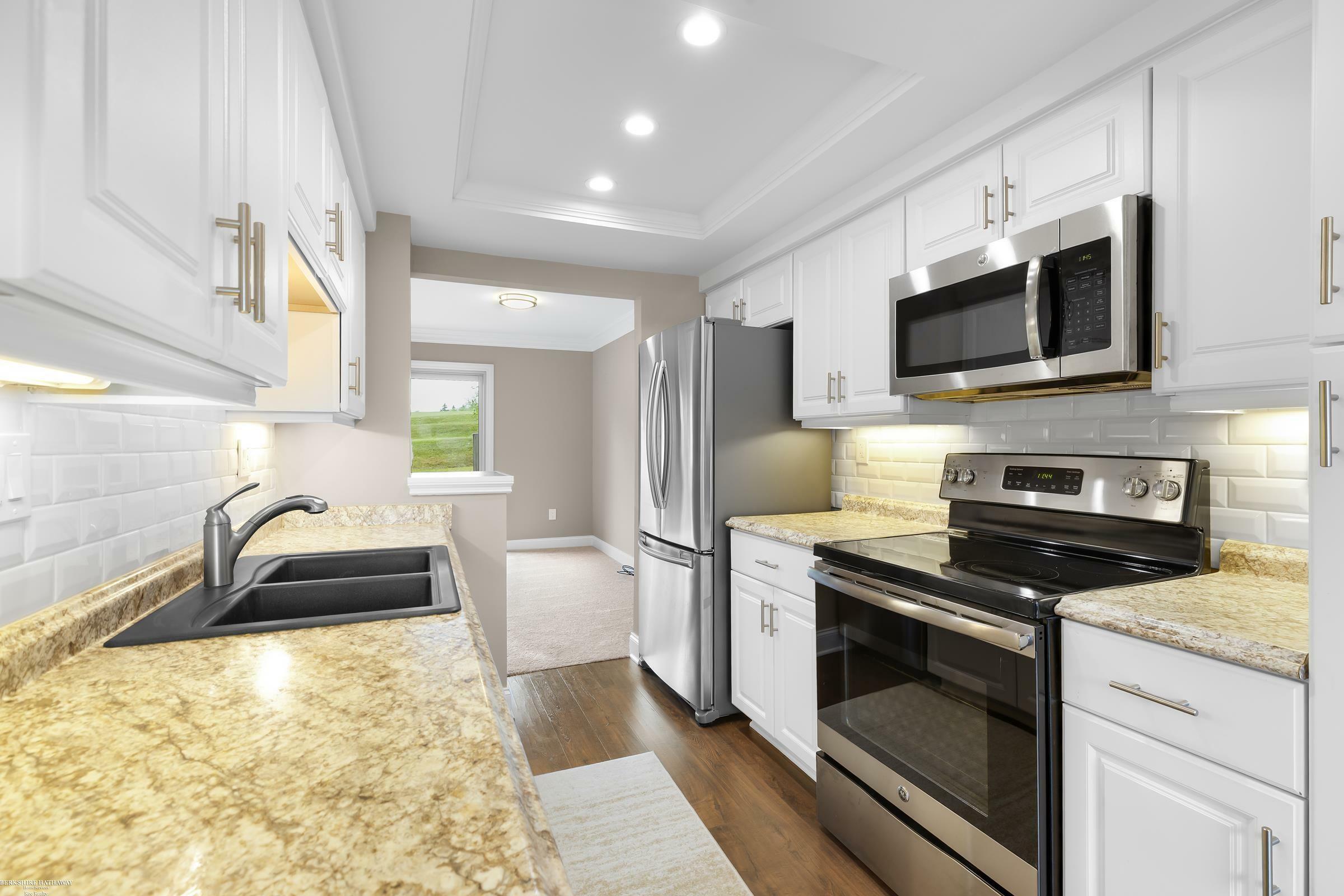 Property Photo: 809 Oak Brook Ridge Ridge MI 48307